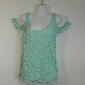 NWT Mackenzie mint green short sleeve cold shoulder tee with lace overlay